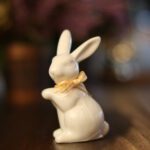 Coelho de Pé com Laço