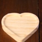 Pires de madeira em formato de coração com 9 cm