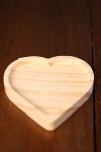 Pires de madeira em formato de coração com 9 cm