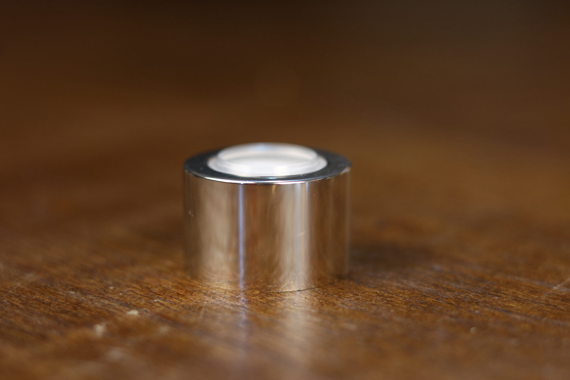 Tampa Com Furo Luxo Prata R28/410