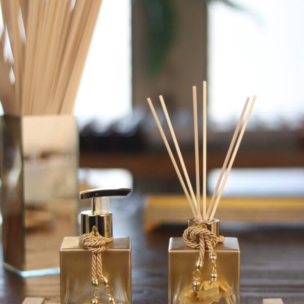 Kit Aromatizador e Saboneteira 250 ml Cubo Degrade Dourado com bandeja dourada e detalhes em madeira