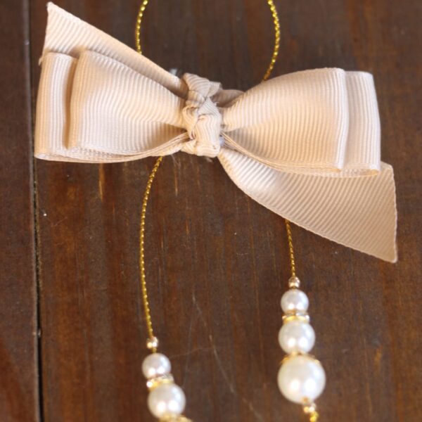 Laço Tecido Gorgurão com Pérolas na Cor Bege