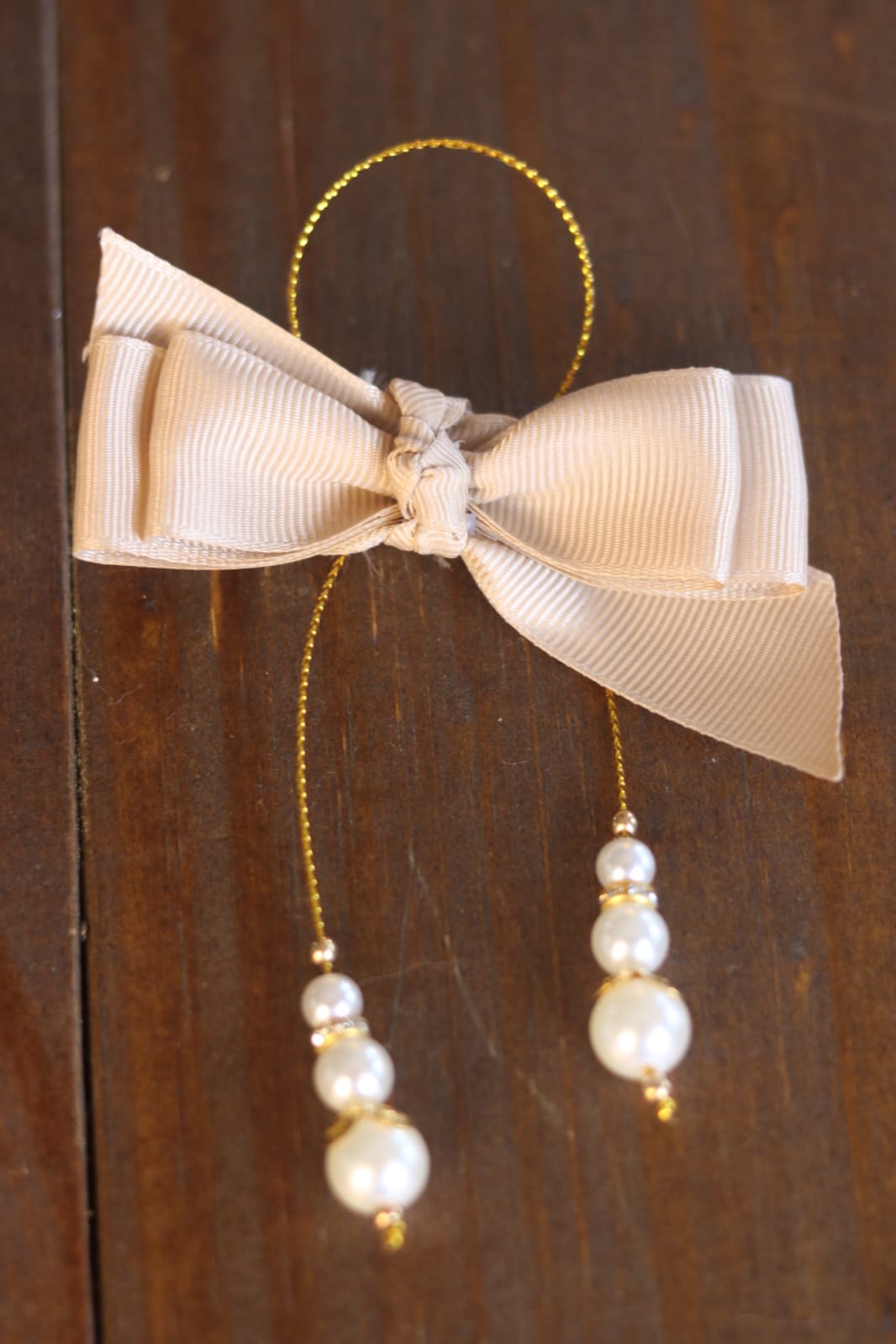 Laço Tecido Gorgurão com Pérolas na Cor Bege