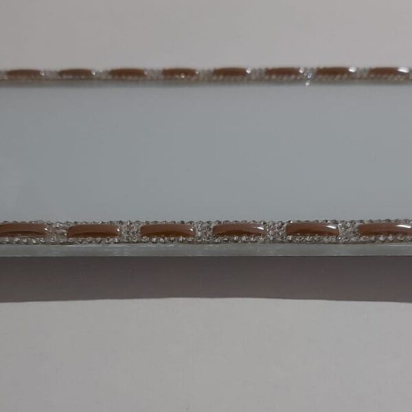 BANDEJA DE VIDRO COM MANTA TRABALHADA EM STRASS 12X24