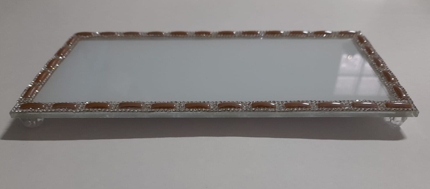 BANDEJA DE VIDRO COM MANTA TRABALHADA EM STRASS 12X24