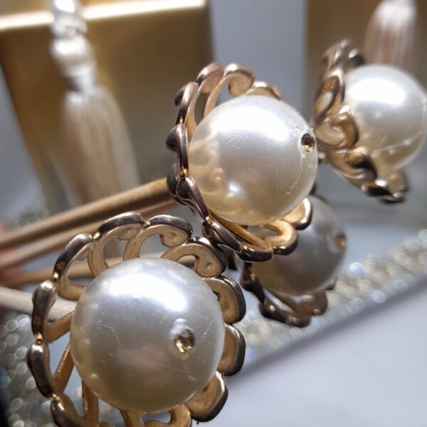 VARETA ENFEITE PEROLA GRANDE COM DETALHES EM DOURADO