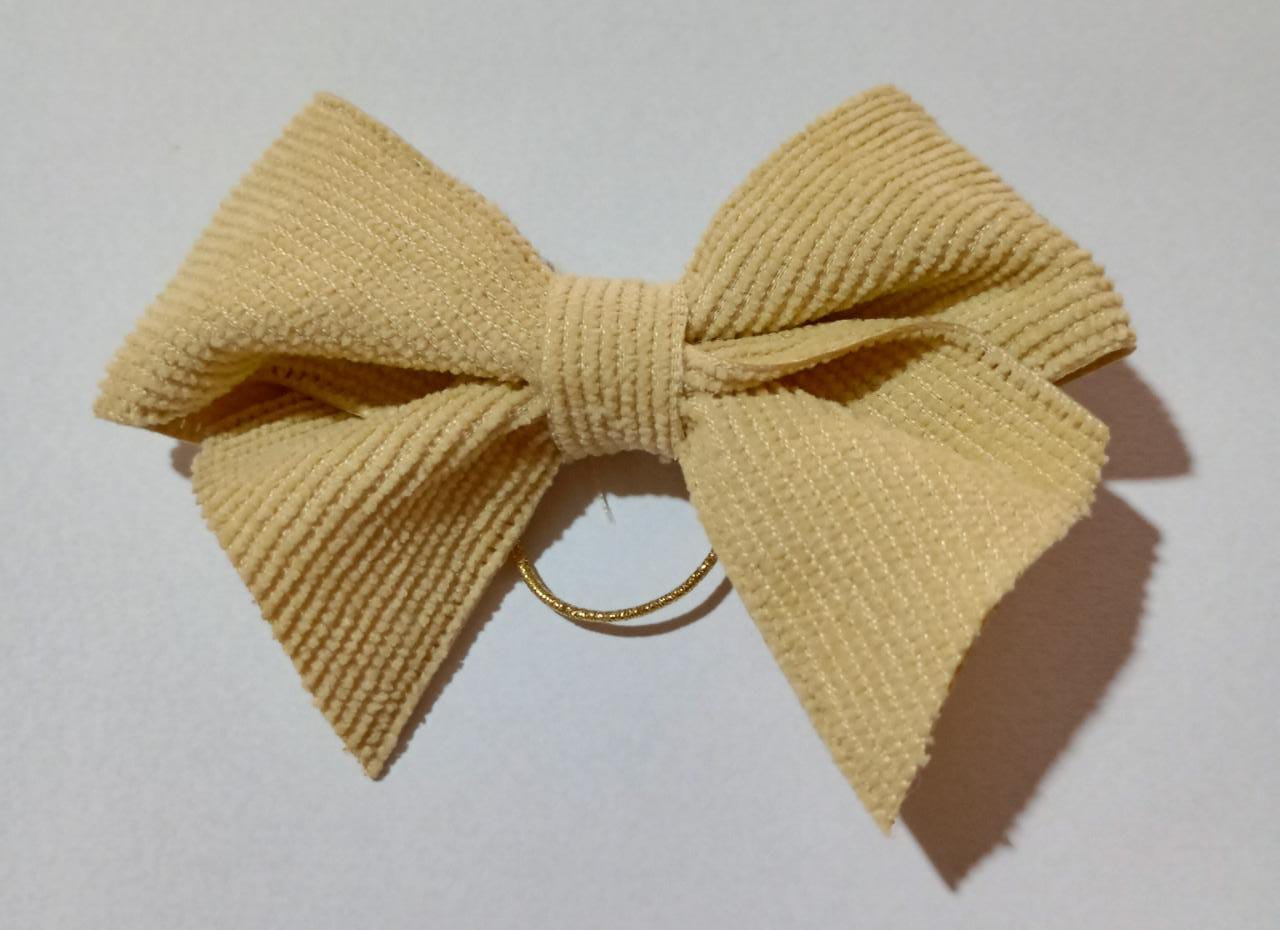 Pingente Laço Veludo Mostarda