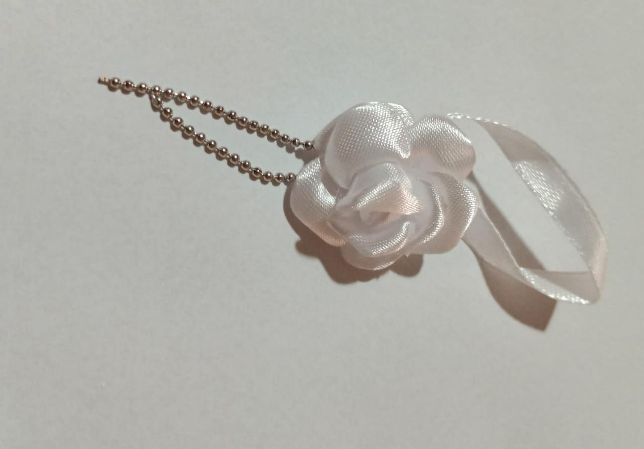 PINGENTE FLOR CETIM CORRENTINHA PRATA BRANCA