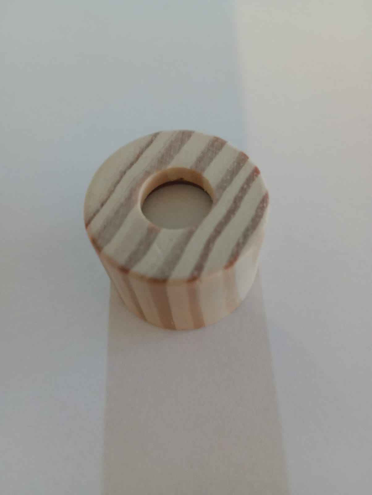 TAMPA C FURO EM MADEIRA R18