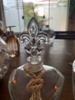 Tampa Acrílica Flor De Liz R28/410 - Imagem 2