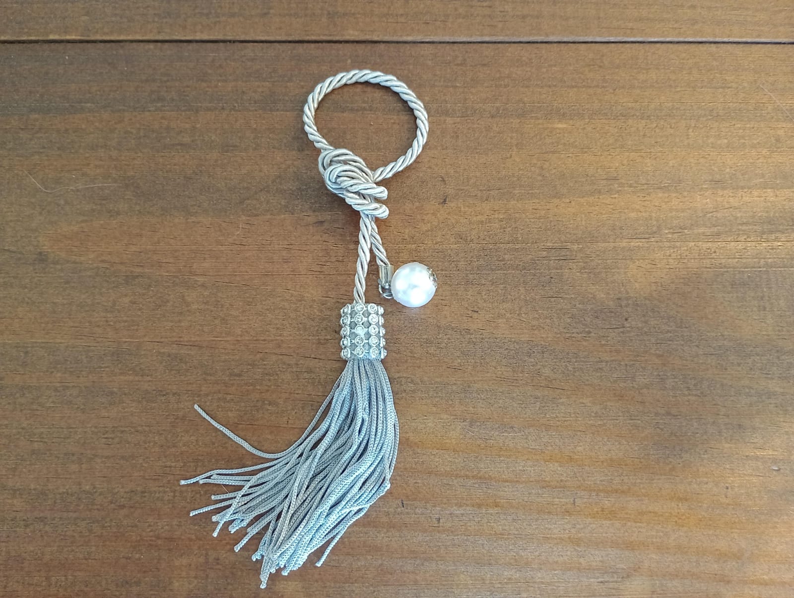 WhatsApp Image 2024-10-17 at 16.39.47 Pingente Torcel Cinza Strass Perola Franja - Imagem 1