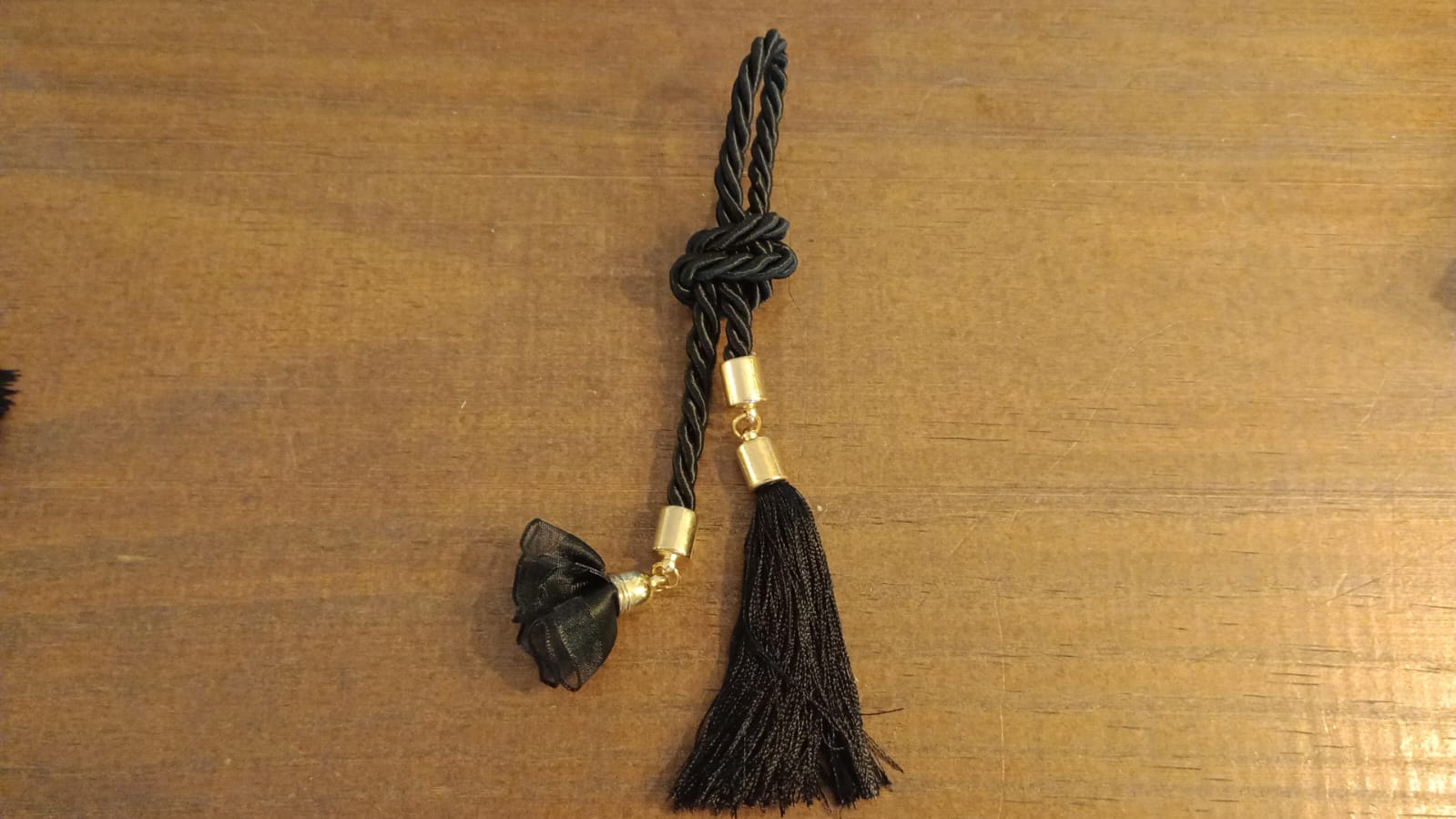 WhatsApp Image 2024-10-17 at 17.20.43 Pingente Torcel Preto Franja e Flor com detalhe Dourado - Imagem 1