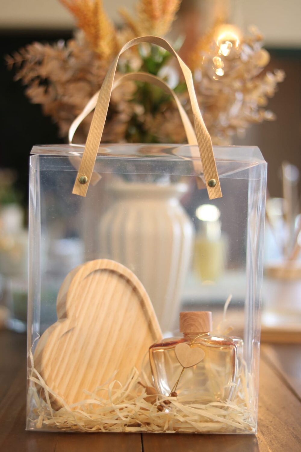 Caixa de PVC transparente com alça rígida tamanho 22x12x26 para kits artesanais.