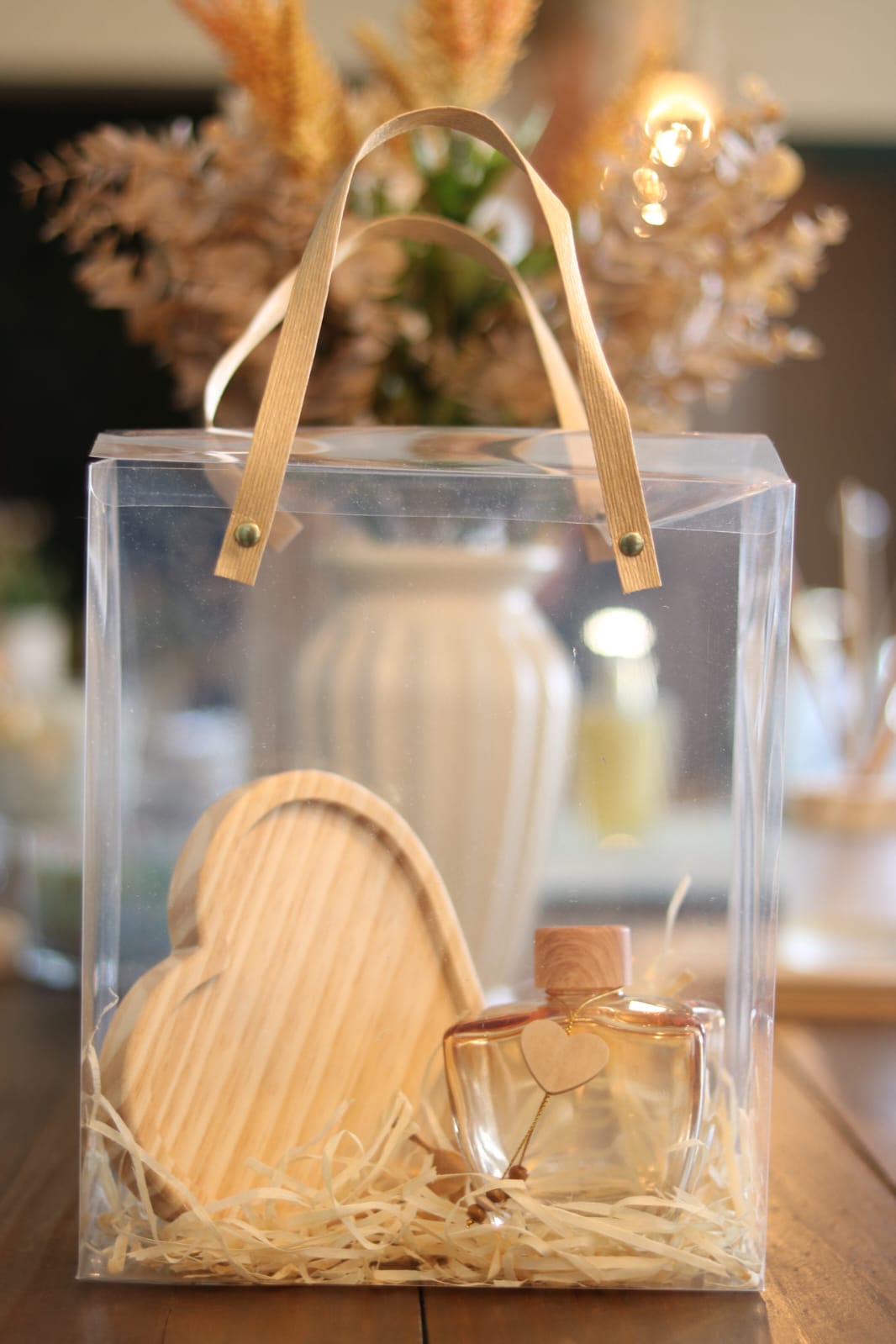 Caixa de PVC transparente com alça rígida tamanho 22x12x26 para kits artesanais.