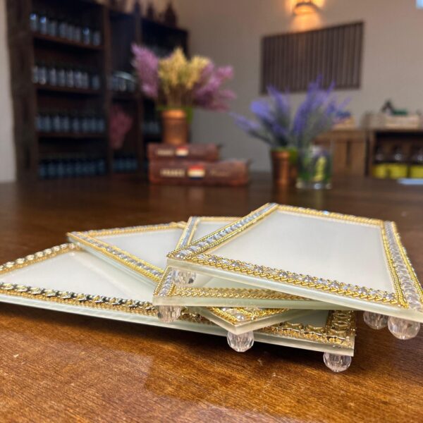 Bandeja Branca com Trama Dourada Variadas 12x 24