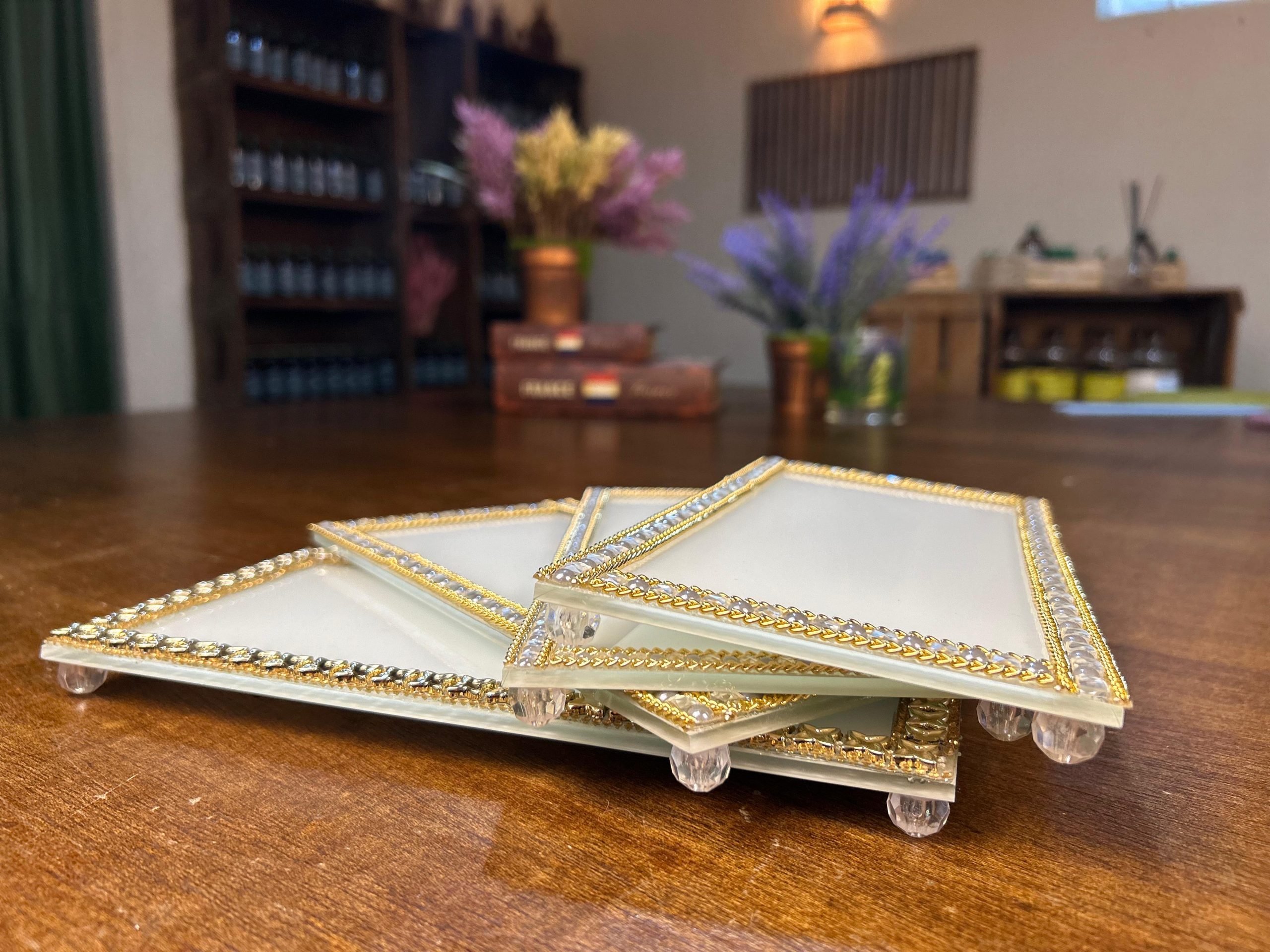 Bandeja Branca com Trama Dourada Variadas 12x 24