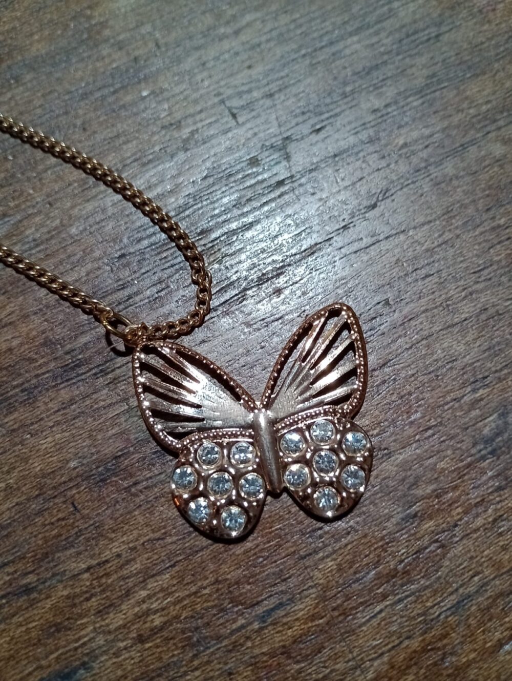 Pingente Borboleta Dourado com Strass decorando frasco de aromatizador