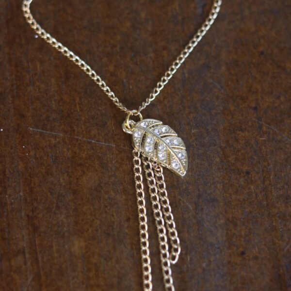 Pingente Correntinha Folha com Strass Dourado