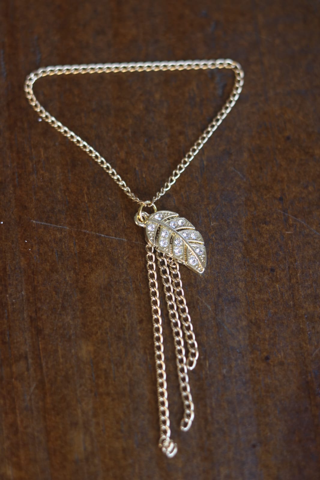 Pingente Correntinha Folha com Strass Dourado