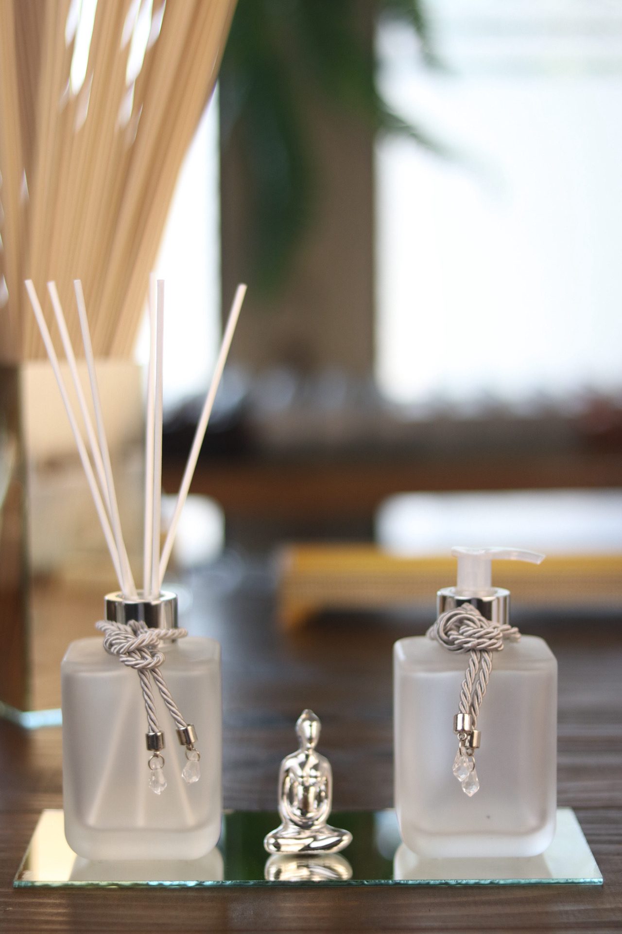 kit Aromatizador e Saboneteira 250 ml Fosca com detalhes em prata