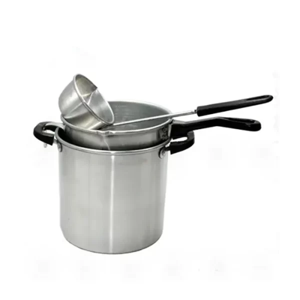 Kit Banho Maria de Alumínio Vulcão sobre bancada, pronto para derreter ingredientes artesanais.”