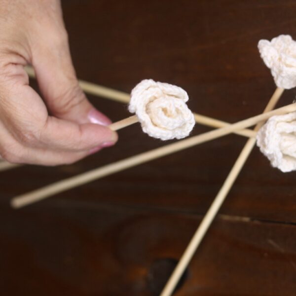 Vareta em Crochê rosinha off white