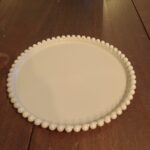 Bandeja acrílica bege redonda do Mercadão das Essências para decoração e organização