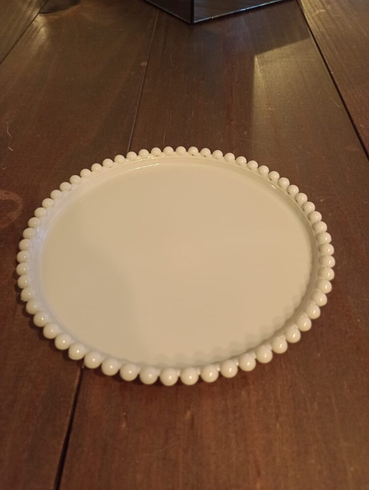 Bandeja acrílica bege redonda do Mercadão das Essências para decoração e organização