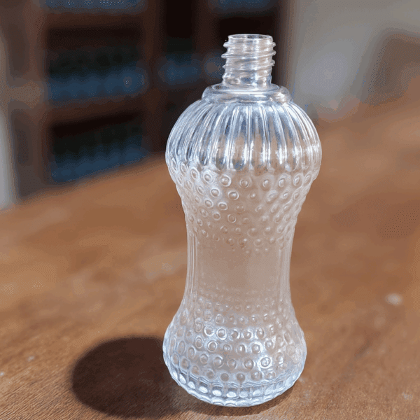 Frasco de vidro 100 ml cinturinha com rosca R18/415. Design vintage e sofisticado, ideal para perfumes, aromatizadores e lembranças personalizadas. Veja mais!