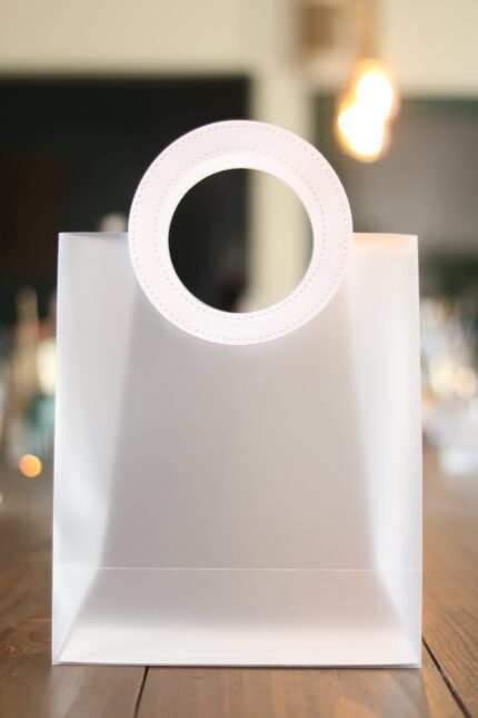 sacola plástica transparente com alça branca