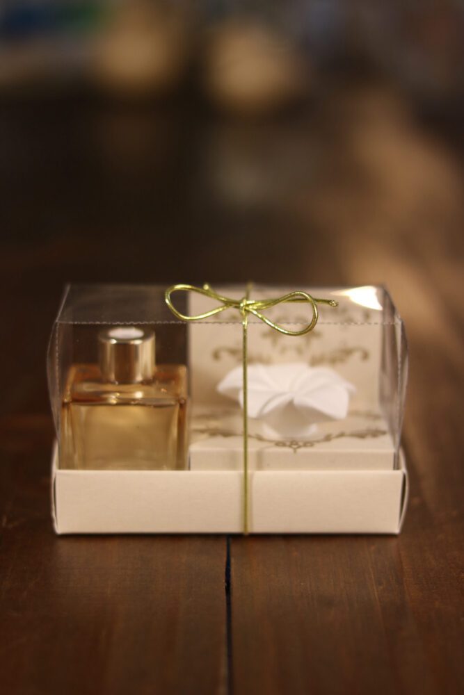 Caixa Aromatizador com lírio de gesso e frasco cubo 50 ml para lembrancinhas"