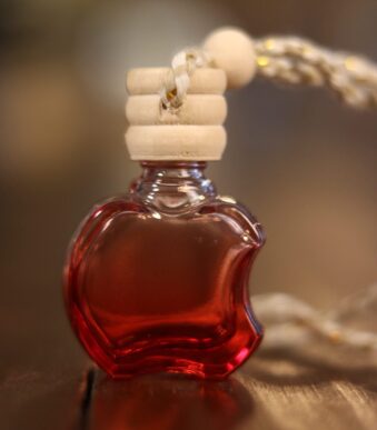 AROMATIZADOR DE CARRO MAÇÂ 9ML COM TAMPA DE MADEIRA