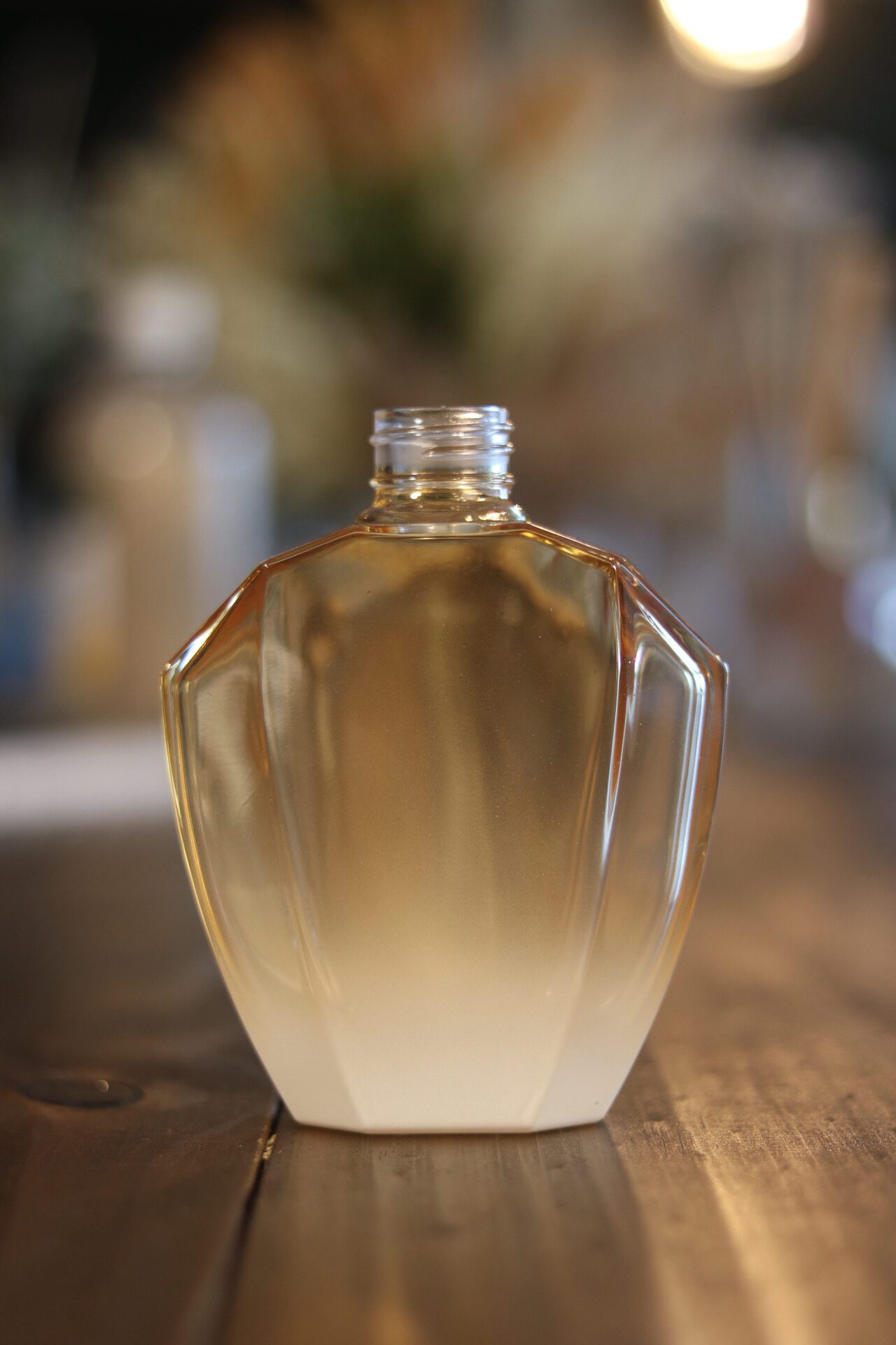 "Frasco de vidro para aromatizador Elegance 250ml dourado e branco"