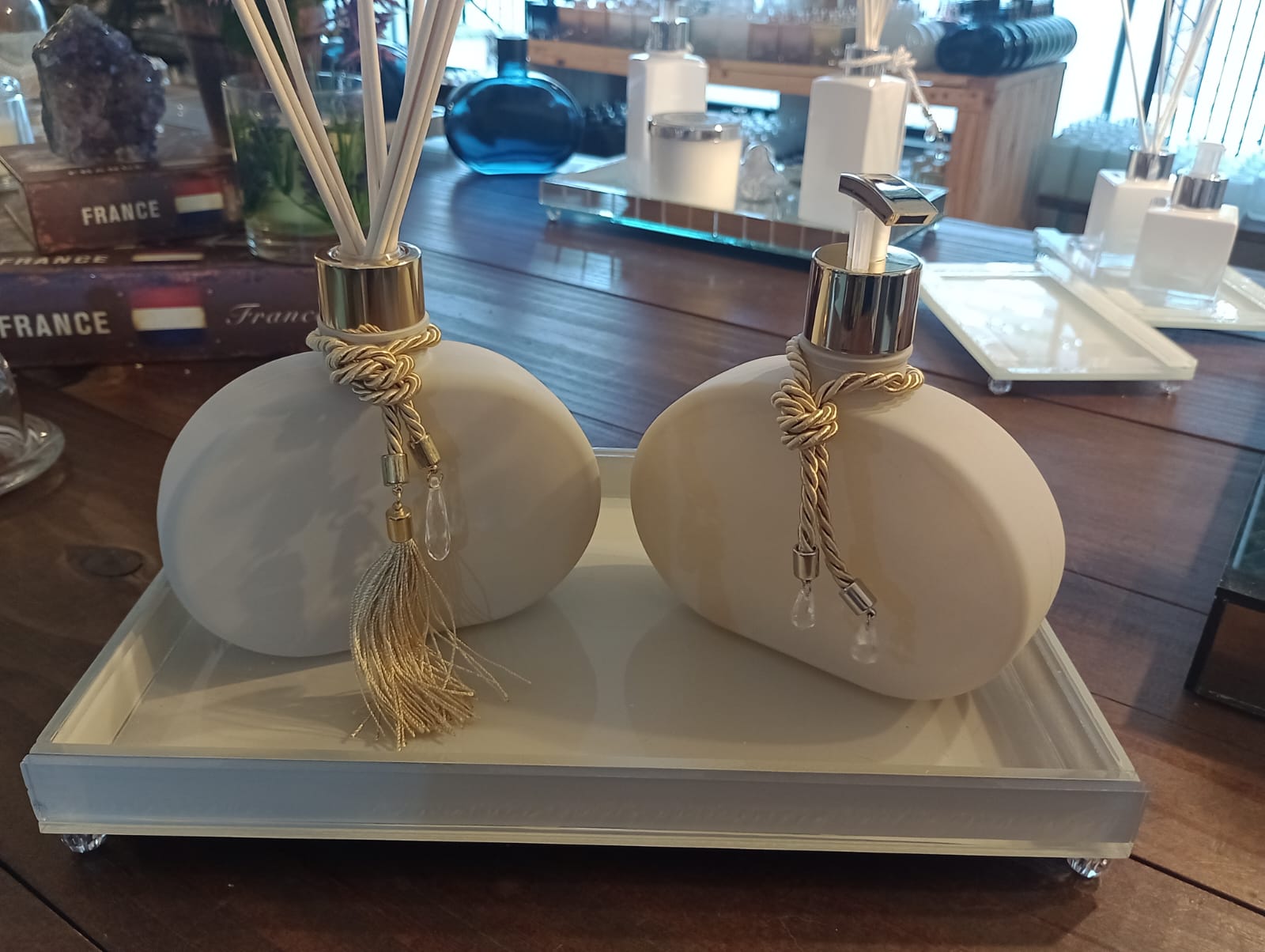 Kit Jolie Aromatizador e Saboneteira Off White 300 ml com Bandeja