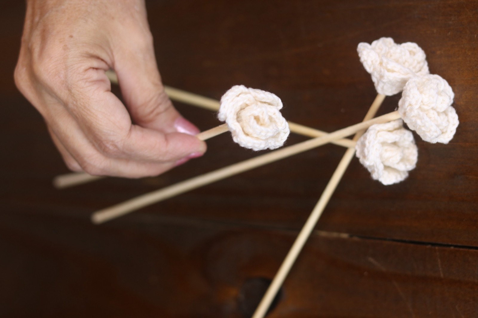 Vareta em Crochê rosinha off white